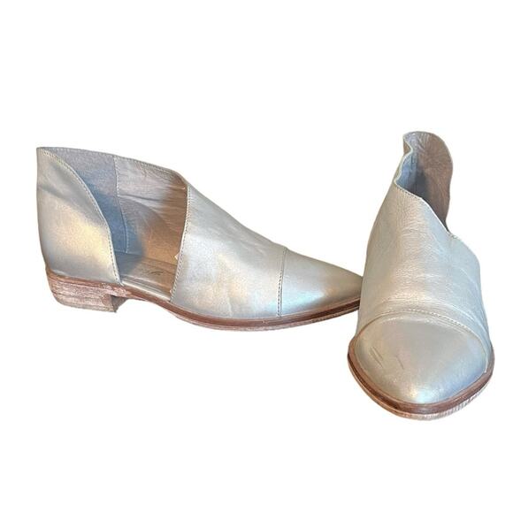 FREE PEOPLE Royale Silver Asymmetric Leather D’Orsay Flat Bootie Women’s Size 6‎ - Picture 1 of 9